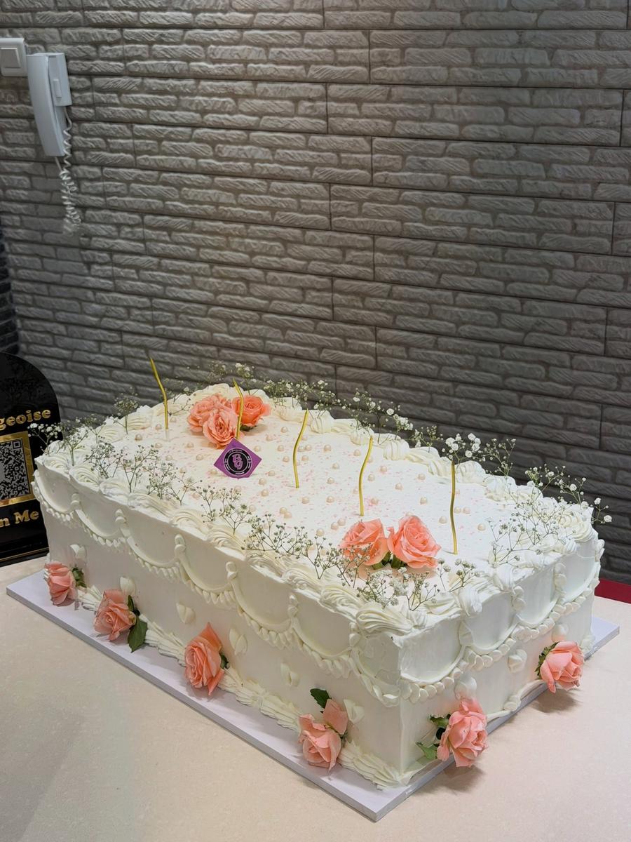 Layer cake blanc décoré de roses